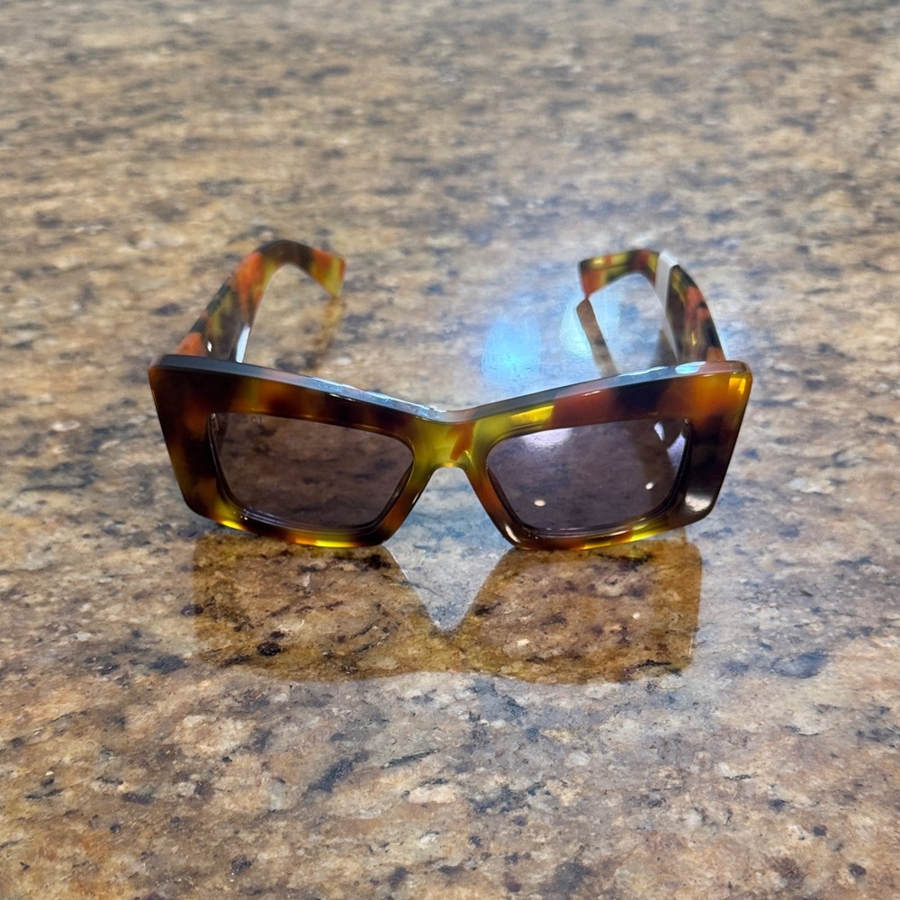 Gucci Multicolor Tortoiseshell Acetate Women’s Sunglasses with Gold Logo - Picture 5 of 8